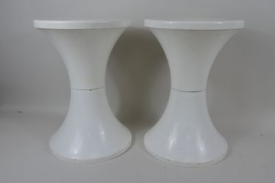 Paire de tabourets Tam-Tam en plastique blanc.