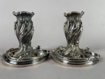 paire de bougeoirs anciens en métal argenté sur socle, sur fond blanc