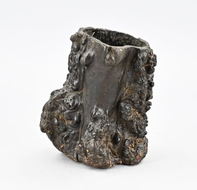 une image représentant une sculpture d'une souche d'arbre sur une surface blanche