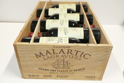 bouteilles de vin rouge dans un coffret en bois sur une table