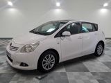 une photo d'une Toyota Yaris blanche garée dans un showroom