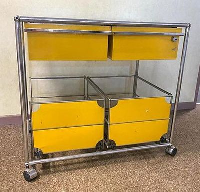 un chariot en métal muni de deux tiroirs jaunes