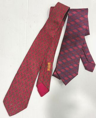 HERMÈS Deux cravates en soie dont : - Photo 1