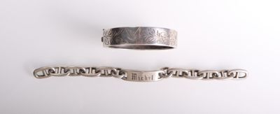 deux bracelets en argent et une bague en argent posés sur une surface blanche