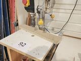 une photo d'un établi sur lequel est posée une perceuse