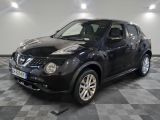 une photo d'une Nissan Juke noire garée sur un sol à damier