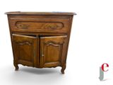 une petite armoire en bois à deux portes et un tiroir