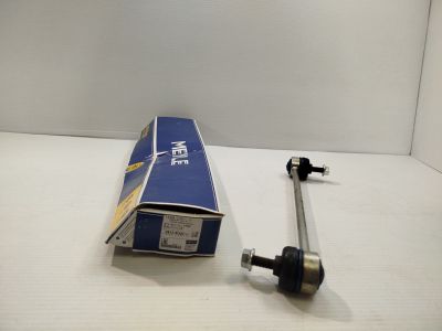 une boîte et un roitelet posés sur une table, avec une boîte en arrière-plan