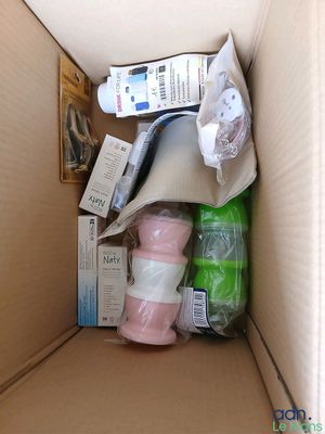 une boîte en carton remplie de nombreux objets
