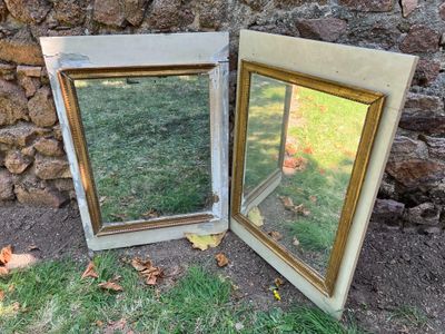deux miroirs posés l'un à côté de l'autre par terre