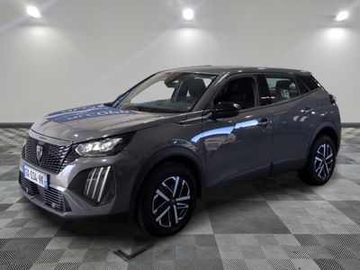 un 4x4 gris garé dans une pièce au sol en damier