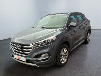vue de face d'un SUV gris garé dans un showroom