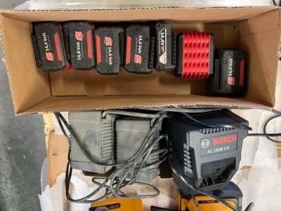 une boîte remplie d'outils électriques posée sur une table