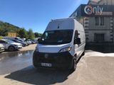 la camionnette blanche est garée devant un bâtiment dans un parking