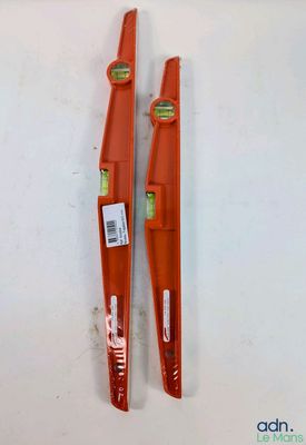 une paire de lames en plastique rouges pour une tondeuse à gazon et une tondeuse à gazon