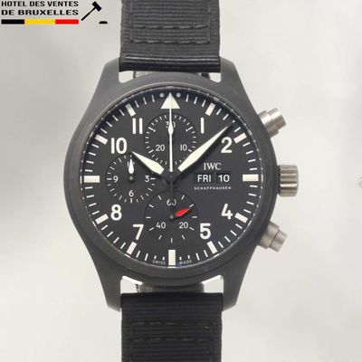 un gros plan d'une montre noire sur fond blanc