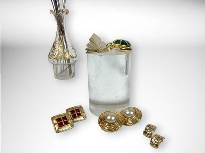 un verre d'eau orné d'un manchon doré et d'une paire d'anneaux de manchon