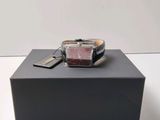 une boîte noire sur laquelle sont posés une montre et un téléphone portable