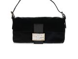 le sac noir est muni d'une boucle métallique sur le devant