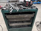 un chariot à outils vert rempli d'outils dans un garage