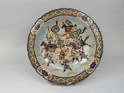 une image représentant une assiette décorative ornée d'un motif