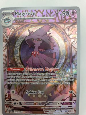 gros plan d'une carte pokemon sur une surface blanche