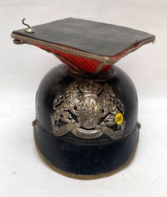 un casque noir orné d'un motif rouge et or