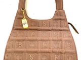 Le sac à main est marron et comporte une petite étiquette.