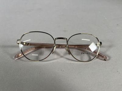 des verres posés sur une table recouverte d'une nappe blanche, sur fond blanc