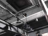 many lights that are hanging from the ceiling in the room