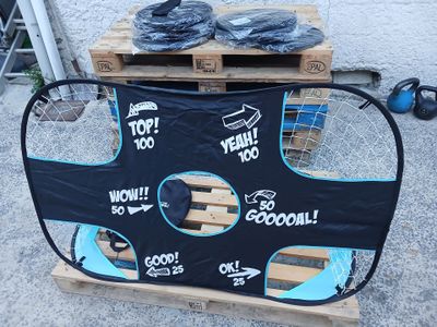 un panneau noir et bleu posé sur une palette, sur lequel est posée une paire de chaussures
