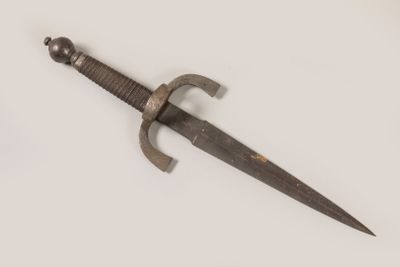 Dague à anneau type main gauche de style.