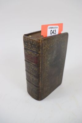 un petit livre contenant une carte, posé sur une table
