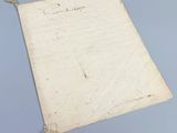 une feuille de papier sur laquelle on peut écrire, posée sur une table