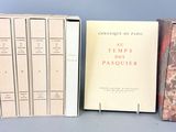 plusieurs livres sont empilés sur une table
