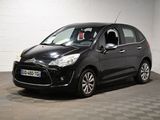 la petite voiture noire est garée dans une grande pièce