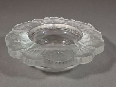 un bol en verre transparent orné d'un motif floral