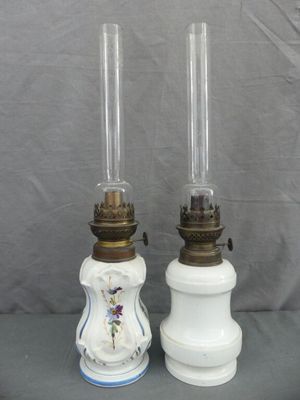 une paire de lampes blanches et dorées ornées de motifs floraux sur fond gris