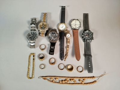 de nombreux types de montres et de bracelets disposés sur une table