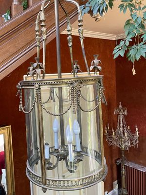 un lustre suspendu au plafond d'une maison