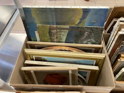 une boîte remplie de photos encadrées, exposée dans un magasin