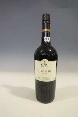 une bouteille de vin posée sur une table
