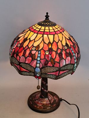 gros plan d'une lampe sur une table à fond blanc