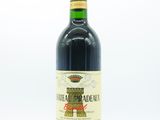 une bouteille de vin posée sur une table