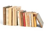 un grand nombre de livres empilés les uns sur les autres