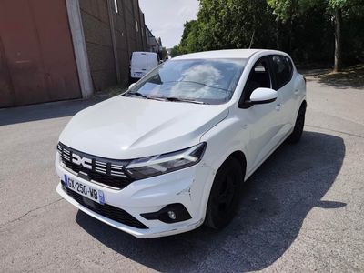 la voiture blanche est garée sur le côté de la route