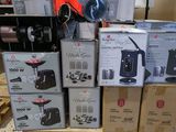 une pile de cartons posée sur une palette, avec un casque posé dessus