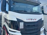 deux camions blancs garés l'un à côté de l'autre dans un parking