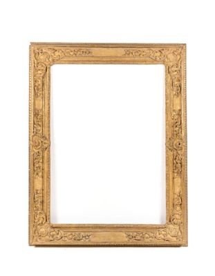 un cadre photo doré sur un mur blanc avec un fond blanc