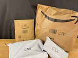 deux sacs de café sont posés sur une table en bois à côté d'un sac de café